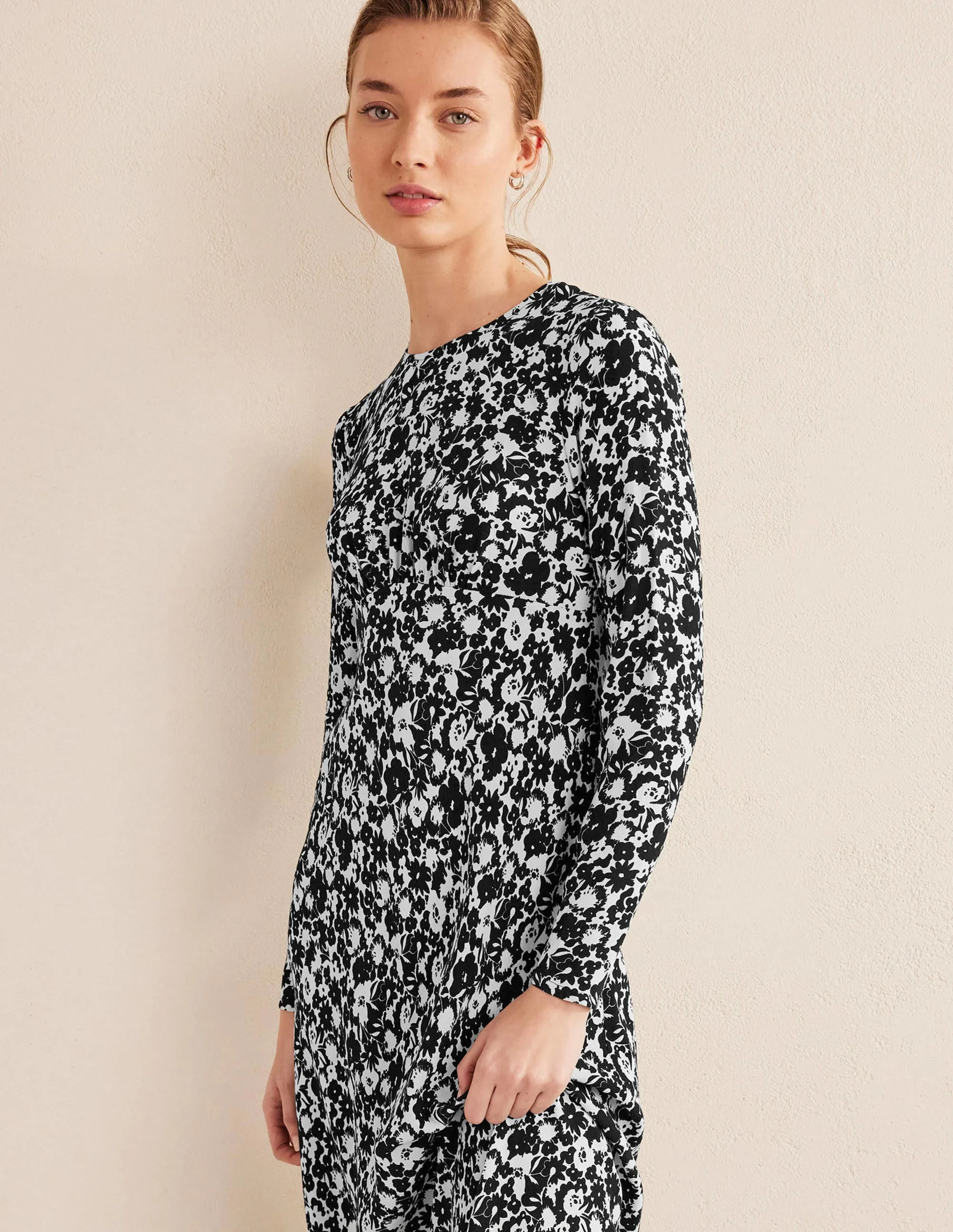 Crew Neck Midi Tea Dress-Black, Bloom Silhouette